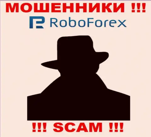 Во всемирной internet сети нет ни единого упоминания о руководителях мошенников RoboForex Com